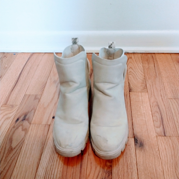 Qupid cream military style ankle boots with small platform.  Has some scuffs on - Picture 2 of 8